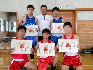 ボクシング競技で入賞した生徒ら。（後列左から）吉永涼介、知念監督、吉永陸人。（前列左から）譜久村、與座、上間＝31日、沖縄水産高校（提供）