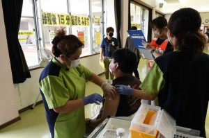 65歳以上を対象とする集団接種が終了した。期間中３２２４人が接種した＝17日、上野公民館