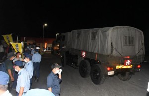 抗議する住民の前を弾薬を積んだ陸自車両が次々と保良訓練場に入っていった＝２日、城辺保良