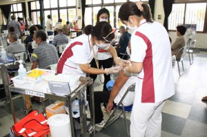 対象者にワクチンを接種する看護師＝３日、伊良部の東地区構造改善センター
