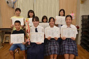 全沖縄珠算選手権大会で団体優勝メンバー、個人で上位に入賞した皆さん＝30日、宮古珠算学校