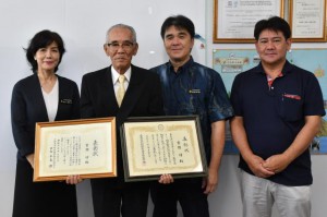 表彰状を手にする前教育長の宮國さん（左から２人目）＝19日、市役所