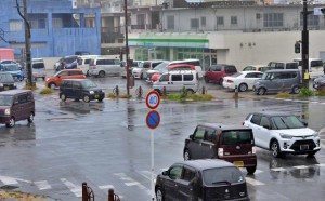 台風の目に入って風雨が弱まると、市街地には一気に人出が増えた＝23日、市内