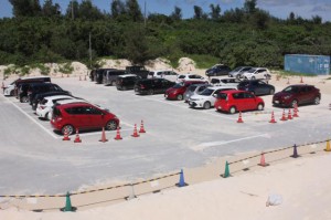 閉鎖中の駐車場が満車状態になった＝21日、前浜