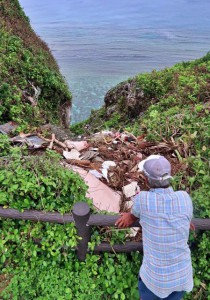 現場は崖下に向けて大量の廃材などが不法投棄されていた＝23日、伊良部前里添の「ふなうさぎバナタ展望台」