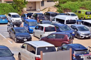 駐車場も朝から多くのレンタカーが訪れ混雑した＝９日、前浜ビーチの駐車場