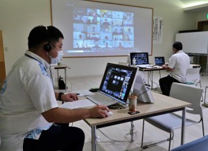 宮古の会場と沖縄本島の会場をネットで結んでリモート開催となった障害者雇用セミナー＝16日、下地ＩＣＴセンター