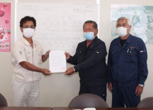 仲里工場長（左）に年内操業を要請した＝７日、沖縄製糖